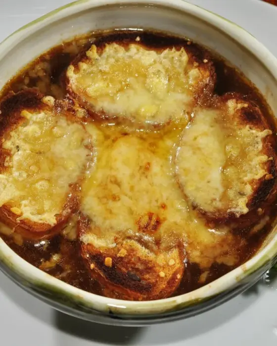 Soupe à l’oignon gratinée
