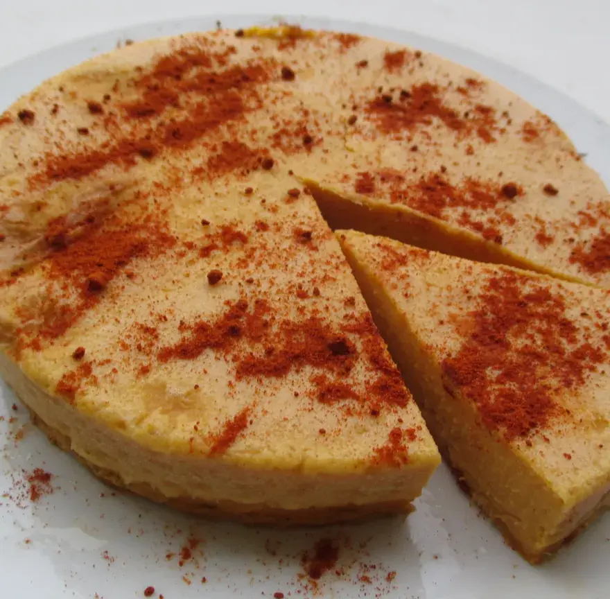 Gâteau patate réunionnais saupoudré de cannelle, une part découpée