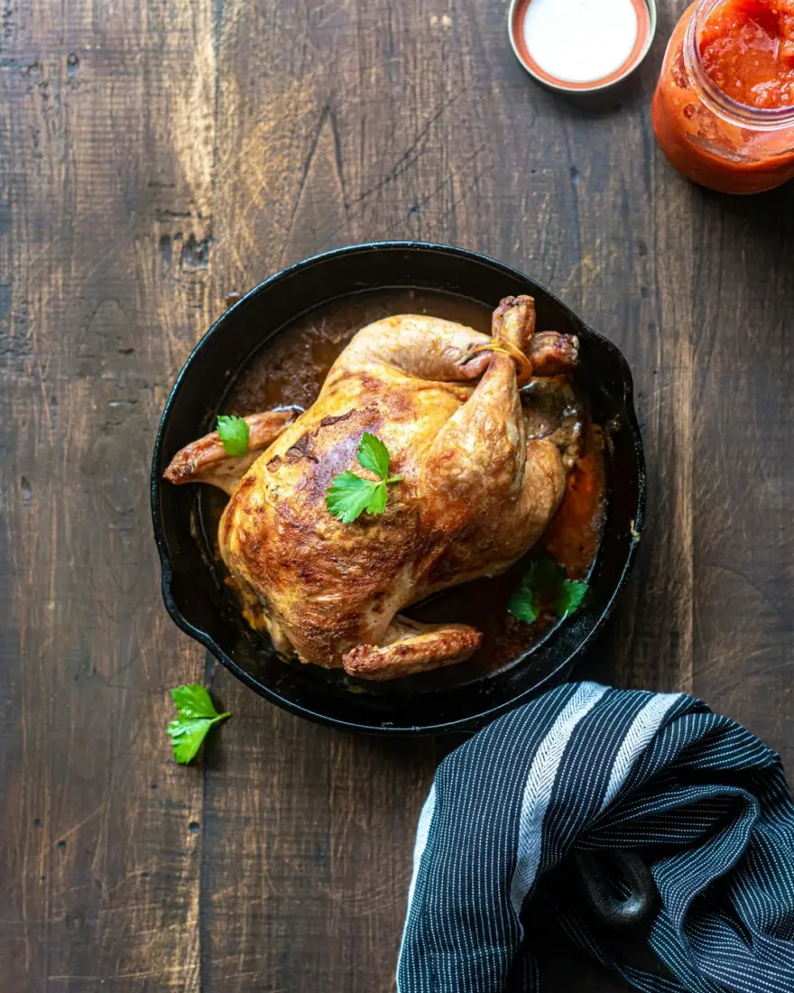 Poulet rôti doré servi dans une poêle