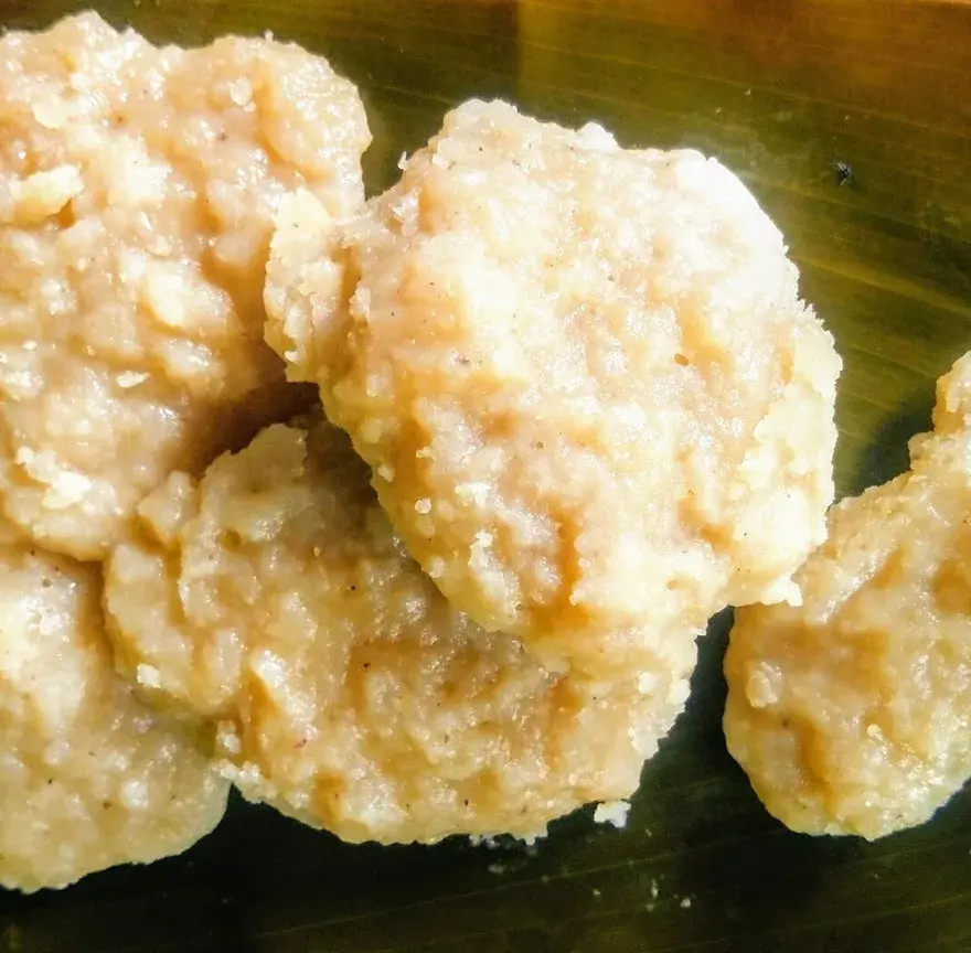 ’Ipo, petits pains blonds à la noix de coco râpée, posés sur une feuille de bananier